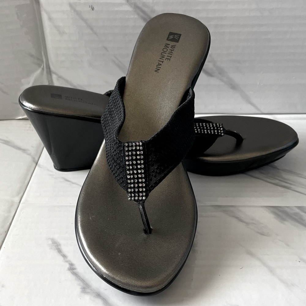 Women’s Size 10 White Mountain Black Wedge Sandals! LOOKS BRAND NEW!!!